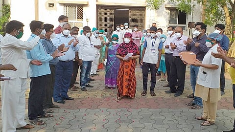 जालना रुग्णालयातून सुटी देण्यात आलेल्या महिलेला निरोप देताना डॉक्टर व आरोग्य कर्मचारी.