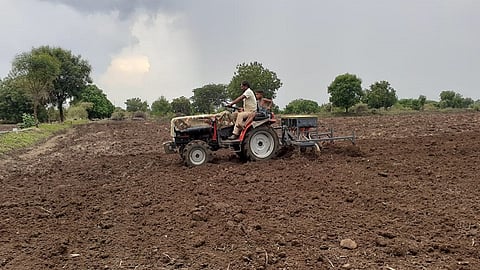 रामनगर : सोमनाथ शिवारात ट्रॅक्टरद्वारे सोयाबीनची पेरणी करताना शेतकरी.
