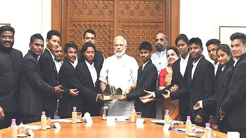 5 Boys who cross mount Everest are waiting for jobs