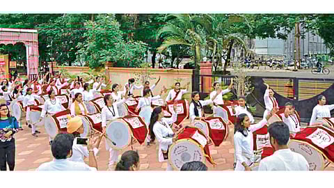 नाशिक - गणरायाच्या आगमनावेळी वादन करताना सहस्रनाद ढोल-ताशा पथकातील वादक महिला.