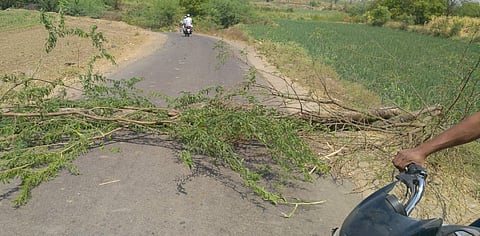 The villagers blocked the road for the people of the city