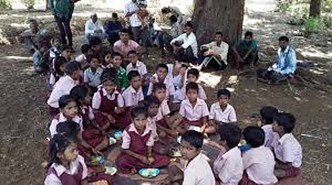 ‘पाड्या’वरील आदिवासी विद्यार्थी.jpg