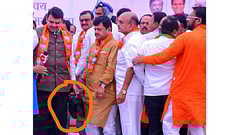 फडणवीस यांनी बुट हातात का घेतले ? काय आहे कारण