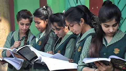सीबीएसई, सीआयएससीईच्या परिक्षा लांबणीवर टाकण्याची महाराष्ट्राची सूचना