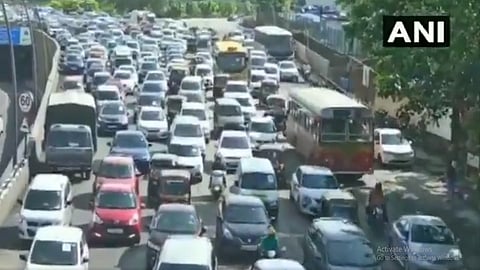 मुंबईतील रस्त्यावर वाहनांची गर्दीच गर्दी; पश्चिम द्रुतगती मार्गावरही वाहतुक कोंडी