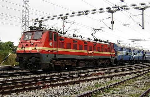धक्कादायक! अपंग महिलेला रेल्वेतून फेकले बाहेर