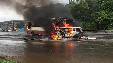 मुंबई अहमदाबाद महामार्गावर मोठा अपघात; आगीत इको कार आणि बस जळून खाक