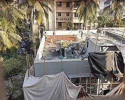 वरळीत सीआरझेडचे उल्लंघन? समुद्रात भराव टाकून अवैध बांधकामे!