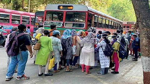 अनलॉकिंगमध्ये कामावर जाणाऱ्यांचे अफाट हाल! नोकरीपेक्षा प्रवासातच जातो त्यांचा जास्त वेळ...