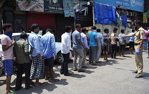 गावी जाण्याचे फॉर्म मिळवण्यासाठी परप्रांतीयांची ठीक-ठिकाणी गर्दी