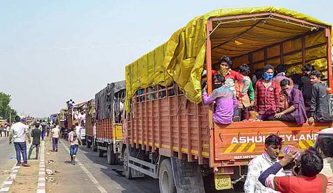 प्रवास ट्रकने परंतु भाडे मात्र, राजधानी ट्रेन एवढे; कामगारांची करूण कहाणी