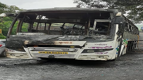 Burn the comfort bus in Sangameshwar ratnagiri all passengers safe