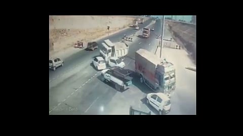 truck hit 2 cars road accident in pulwama video viral