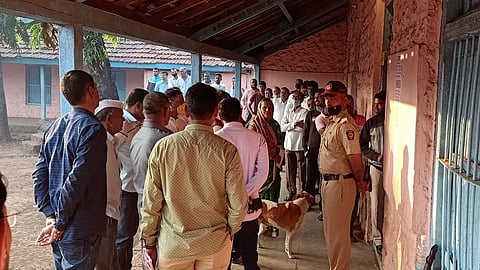 evm machine working stop in sadoli khalsa in kolhapur for election situation