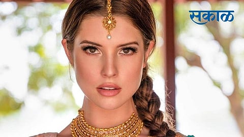 amanda cerny.jpg
