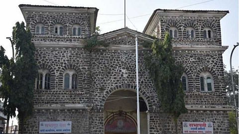 Akola News: Employees do not give up the habit of lateness, 82 more employees get one day's pay cut