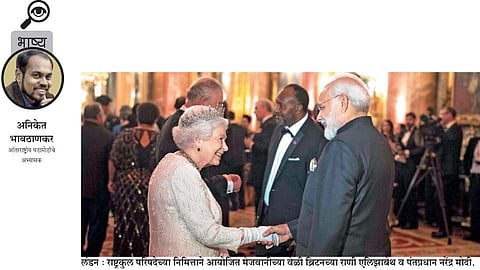 लंडन ः राष्ट्रकुल परिषदेच्या निमित्ताने आयोजित मेजवानीच्या वेळी ब्रिटनच्या राणी एलिझाबेथ व पंतप्रधान नरेंद्र मोदी.