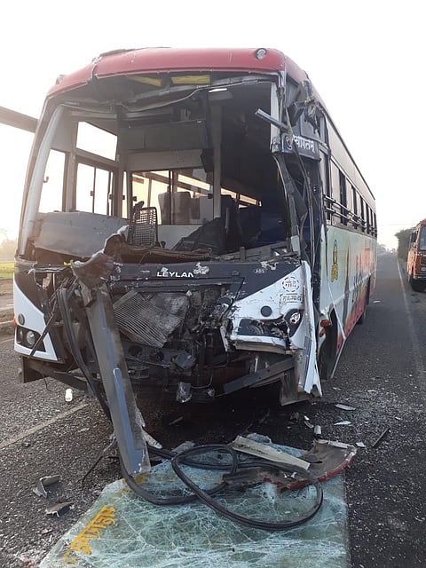 आखाडा बाळापूर ः हिंगोली ते नांदेड राष्ट्रीय महार्गावर शुक्रवारी सकाळी अपघातग्रस्त झालेली शिवशाही बस.