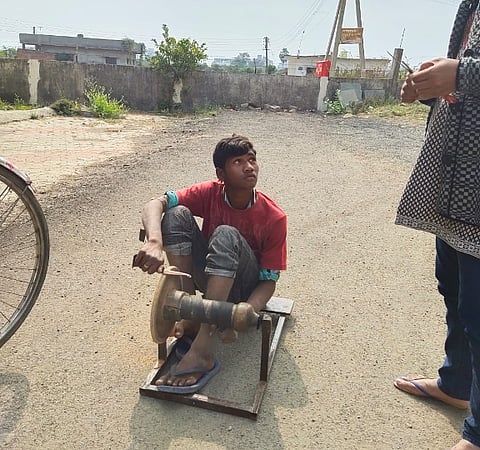 15 years child works for sharpening a knife