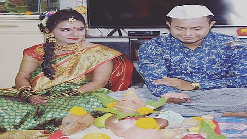बदलापूर ः घरातच लग्नाचे विधी पार पाडताना जोडपे.