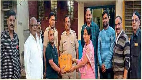 bag with cash and jewelry deposited at the police station