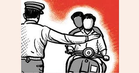 'या' शहरात दुचाकीस्वाराच्या मागे बसणाऱ्यांची पंचाईत