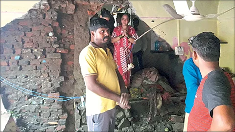 बालाजीनगर ः रजनी कॉर्नर पाठीमागील आंबिल ओढ्याशेजारील कळसकर चाळीतील संजना चऱ्हाटे यांच्या घराची कोसळलेली भिंत.