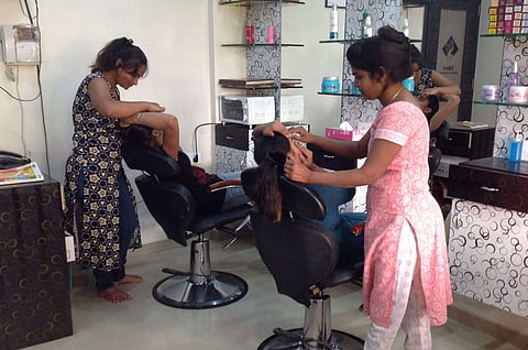To the beauty parlor business Ain lagna sarait phatka