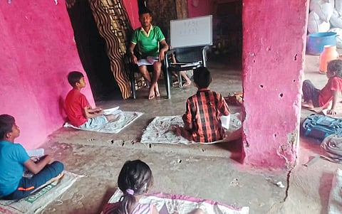 मोहाडी : सोरना येथे स्वयंशिस्तीने शिक्षण घेताना विद्यार्थी.