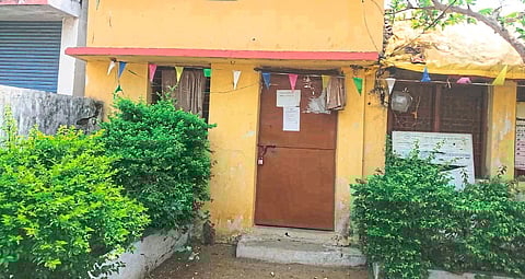 वरठी : बंद असलेली नीलज येथील ग्रामपंचायत.