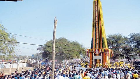 कोरेगाव भीमा आयोगाला वेतन नाही