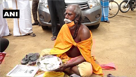 alms seeker donated 90000 for covid19 at tamilnadu photo viral