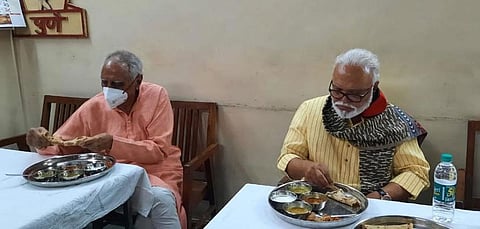 मंत्री छगन भुजबळांनी घेतला झुणका-भाकरीचा आस्वाद