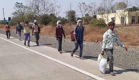 पायी आपल्या गावी निघालेले परराज्यातून कामासाठी आलेले मजूर.