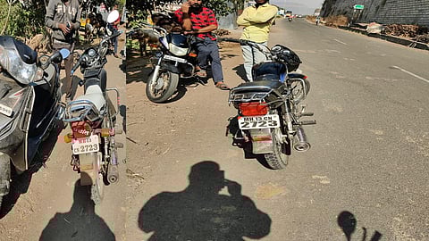 पाेलिसाचा चाणाक्षपणा; पुणे - बंगळूर महामार्गावर एकाच क्रमांकाची दाेन वाहने पकडली