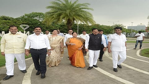 बुद्धाच्या पुतळ्यासाठी जागेची पाहणी