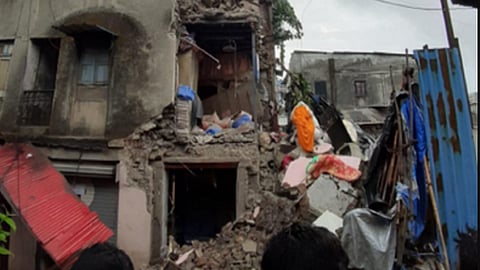 कुर्ल्यात मोडकळीस आलेल्या इमारतीचा भाग कोसळला...