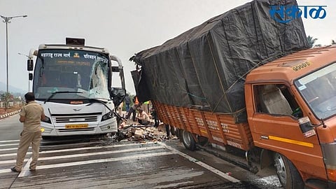 accident in kankavli sindhudurg shivshahi bus and alcohol tempo
