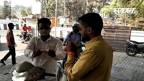 पेट्रोल, डिझेल दर वाढीच्या निषेर्धात साताऱ्यात गाजर वाटप; उंब्रजला "रास्ता रोको'