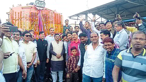 नागभीड : रेल्वेला निरोप देताना प्रवासी.