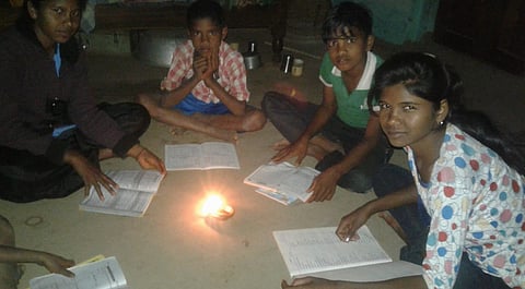 Mobile reached village in Chandrapur district but no electricity