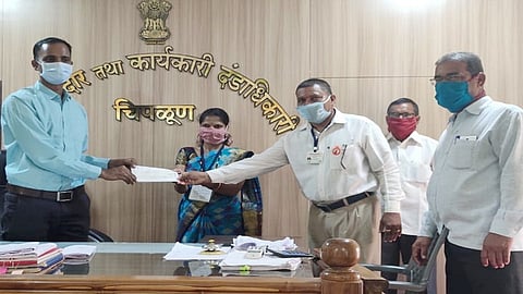 Kondfansavane villagers help CM fund in chiplun