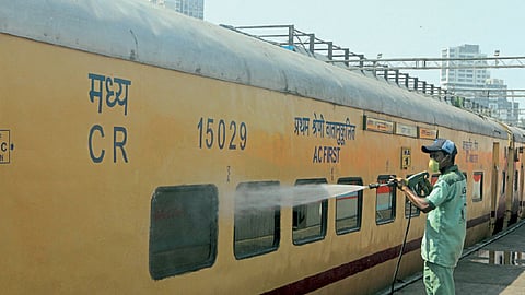 Coronavirus: एक्स्प्रेस गाड्यांची रेल्वेकडून स्वच्छता