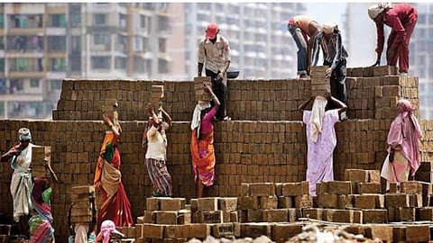kitchen set will given to the construction workers by government wardha news