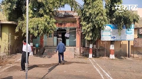 Akola Marathi News Thieves tried to break the lock of the court at Barshitakali