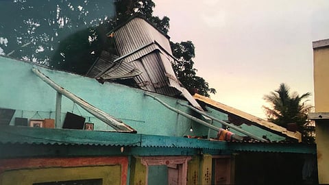 अवकाळी पाऊस आला अन् घरावरील पत्रे उडाले; वाऱ्याने पिकांसह आंब्याचेही नुकसान झाले