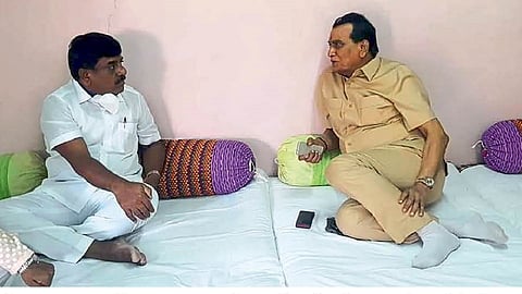 pune padvidhar election candidate visit to leaders for helping deshmukh visit to mahadik in kolhapur