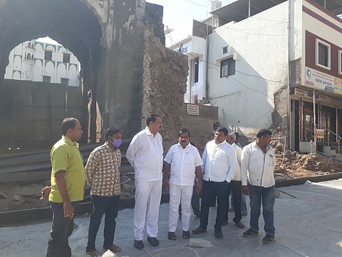 आमदारांनी ठेकेदाराला दिला ‘अल्टिमेटम’; रस्त्याचे काम संथगतीने