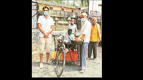 Sadashiv, Nimbevwa couple's fat one kg of fruit ... for the homeless!
