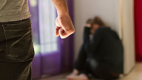 तब्बल 1300 महिलांच्या तक्रारी, लॉकडाऊनच्या काळ्या पडद्याआड घरगुती हिंसाचार